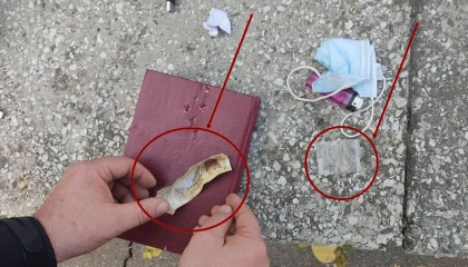 Un tanar - retinut in centrul capitalei, pentru ca detinea 2 pachete cu droguri. Politia: individul avea un comportament straniu - FOTO