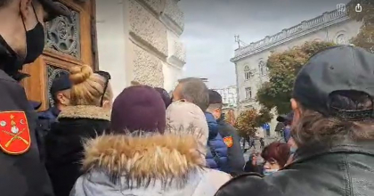 Protest in fata Primariei. Zeci de oameni cer autorizatie ca sa poata amenaja un teritoriu, pentru ca blocul in care au apartamente sa fie dat in exploatare - VIDEO