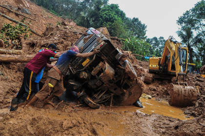 Inundatii puternice in India, 24 de oameni au murit. Au fost facute publice imagini cu salvari dramatice si cu case luate de ape - GALERIE FOTO