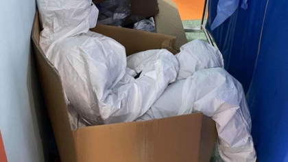  O asistenta medicala - surprinsa dormind intr-o cutie pentru ca toate paturile sunt ocupate - FOTO