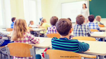 Numarul de elevi care invata la distanta descreste. Cati elevi s-au infectat cu Covid-19 in ultima saptamana