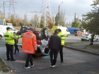 O masina de taxi s-a rasturant in urma unui accident in capitala. Politia la fata locului - FOTO