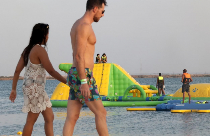 Arabia Saudita le permite femeilor, pentru prima data, sa danseze si sa-si sarute partenerii pe plaja Arabia Saudita le permite femeilor, pentru prima data, sa danseze si sa-si sarute partenerii pe plaja