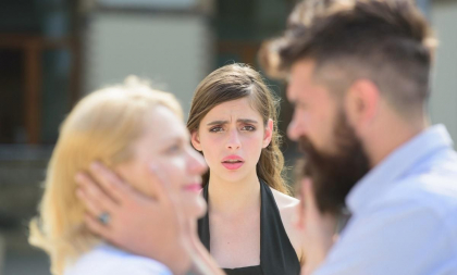 O tanara de 28 de ani, mama a trei copii, a impuscat mortal un barbat pentru ca n-a vrut s-o sarute de fata cu iubita lui, in SUA