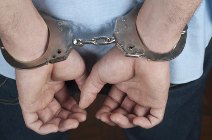 Un barbat care s-a dat drept politist - cercetat penal pentru proxenetism