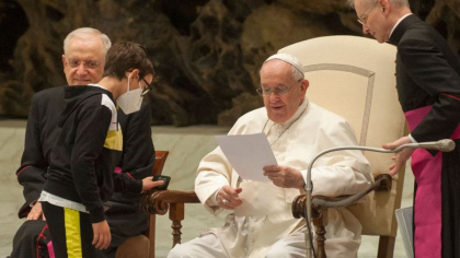 Un baietel a intrerupt audienta Papei Francisc pentru a-i cere boneta: "Ii multumesc pentru lectia pe care ne-a oferit-o tuturor" - VIDEO Un baietel a intrerupt audienta Papei Francisc pentru a-i cere boneta: "Ii multumesc pentru lectia pe care ne-a oferit-o tuturor" - VIDEO
