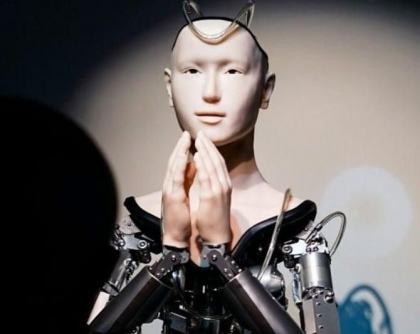 Dumnezeu si robotii: Cum va influenta inteligenta artificiala religia? De la Zeita Mindar, la primul robot catolic SanTO inspirat de experienta pandemiei Dumnezeu si robotii: Cum va influenta inteligenta artificiala religia? De la Zeita Mindar, la primul robot catolic SanTO inspirat de experienta pandemiei