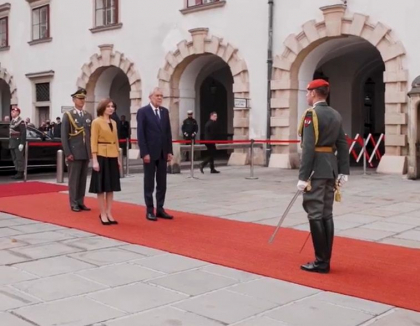 Momentul in care Maia Sandu a fost intampinata la Viena de catre omologul ei, Alexander Van der Bellen - VIDEO
