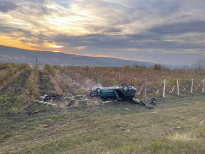Un barbat a avut nevoie de ingrijiri medicale, dupa ce s-a rasturnat cu masina intr-un camp. A incercat sa evite un accident - FOTO