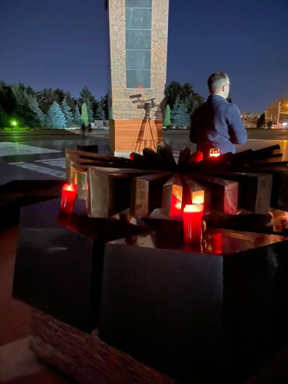 Dupa ce astazi a fost stins focul vesnic de la Complexul Memorial „Eternitate”, unii oameni au aprins lumanari: "Am decis ca putem aloca o parte din bugetul familiei pentru focul vesnic" - FOTO Dupa ce astazi a fost stins focul vesnic de la Complexul Memorial „Eternitate”, unii oameni au aprins lumanari: "Am decis ca putem aloca o parte din bugetul familiei pentru focul vesnic" - FOTO