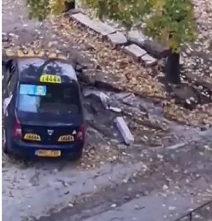 O teava din curtea unui bloc din capitala s-a spart, iar un taxi a ramas blocat in groapa formata in urma scurgerii. Locatarii din zona se plang ca nimeni nu a intervenit pana acum - VIDEO O teava din curtea unui bloc din capitala s-a spart, iar un taxi a ramas blocat in groapa formata in urma scurgerii. Locatarii din zona se plang ca nimeni nu a intervenit pana acum - VIDEO