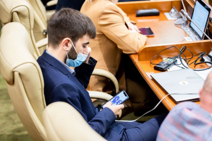 Un deputat - surprins la sedinta Parlamentului cum joaca tetris pe telefon, in timp ce se discuta instituirea starii de urgenta in sectorul energetic  - FOTO