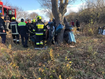 Un minor a murit, iar alte doua persoane au fost transportate de urgenta la spital, in urma unui accident la Hincesti. Masina - un bot de fiare - FOTO Un minor a murit, iar alte doua persoane au fost transportate de urgenta la spital, in urma unui accident la Hincesti. Masina - un bot de fiare - FOTO
