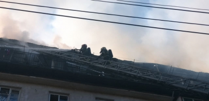 Un pompier a fost transportat de urgenta la spital, dupa ce a fost ranit in timp ce lupta cu flacarile incendiului de la Buiucani  - FOTO