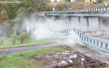 Un viaduct s-a prabusit peste o sosea la Koszalin, in Polonia. Care a fost motivul - VIDEO Un viaduct s-a prabusit peste o sosea la Koszalin, in Polonia. Care a fost motivul - VIDEO