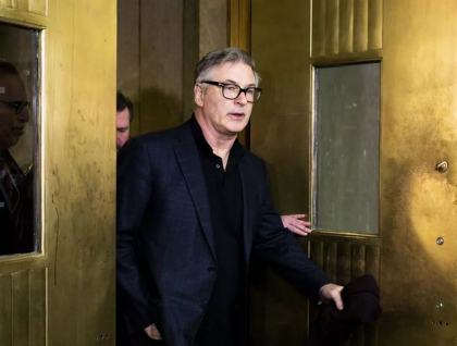 Prima reactie a tatalui directoarei de imagine care a fost impuscata mortal de Alec Baldwin: „Vina este a echipei de pe platoul de filmare”