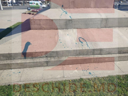Monumentul lui Stefan cel Mare din Chisinau - stropit cu verde de briliant - FOTO Monumentul lui Stefan cel Mare din Chisinau - stropit cu verde de briliant - FOTO
