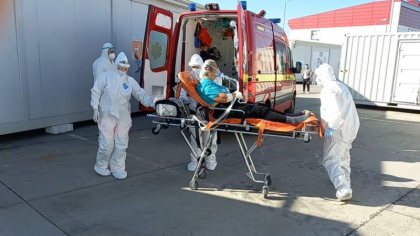 Misiunea celor 32 de angajati medicali plecati in Romania pentru a ajuta in lupta cu Covid-19 a fost prelungita - FOTO Misiunea celor 32 de angajati medicali plecati in Romania pentru a ajuta in lupta cu Covid-19 a fost prelungita - FOTO