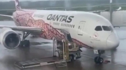 Momentul in care un avion este impins de vant intr-un utilaj