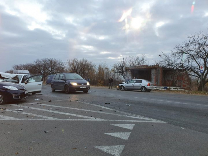 Doua persoane - transportate la spital, in urma unui accident in lant la Cricova - FOTO/VIDEO Doua persoane - transportate la spital, in urma unui accident in lant la Cricova - FOTO/VIDEO