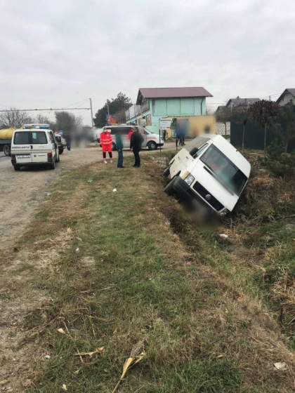 Accident la Anenii Noi. Un microbuz s-a rasturnat intr-un sant de scurgerea apei, dupa ce s-a lovit de o autocisterna - FOTO