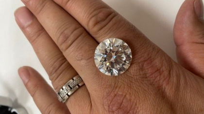 O femeie a aflat ca piatra pe care a vrut sa o arunce la gunoi este, de fapt, un diamant de 2,4 milioane de euro O femeie a aflat ca piatra pe care a vrut sa o arunce la gunoi este, de fapt, un diamant de 2,4 milioane de euro