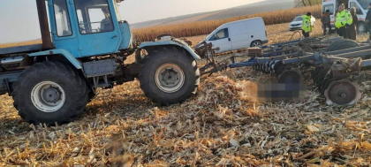 Tragedie la Soroca. Un barbat de 58 de ani a murit, dupa ce a fost strivit de un tractor. Cum s-a intamplat totul - FOTO Tragedie la Soroca. Un barbat de 58 de ani a murit, dupa ce a fost strivit de un tractor. Cum s-a intamplat totul - FOTO