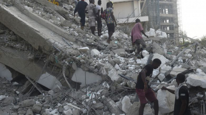 Un bloc de 21 de etaje s-a prabusit in Nigeria: "Localnicii sapau cu mainile printre daramaturi"