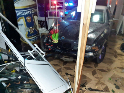 Un barbat cu BMW a facut praf un bar! Primele fotografii de la accidentul de noaptea trecuta, la Barlad - FOTO