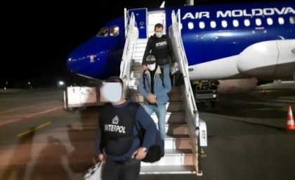 Doi moldoveni, dati in cautare internationala - extradati din Italia. Ce infractiuni au savarsit - FOTO
