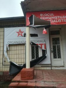 Mai multe bannere ale PSRM au fost distruse la sediul formatiunii din Telenesti. Socialistii: "Adresam oamenilor legii sa traga la raspundere faptasii" Mai multe bannere ale PSRM au fost distruse la sediul formatiunii din Telenesti. Socialistii: "Adresam oamenilor legii sa traga la raspundere faptasii"