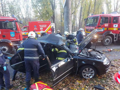 Accident tragic in capitala. O persoana a murit, iar alte trei au ajuns la spital, dupa ce masina in care se aflau a intrat intr-un pilon electric - FOTO Accident tragic in capitala. O persoana a murit, iar alte trei au ajuns la spital, dupa ce masina in care se aflau a intrat intr-un pilon electric - FOTO