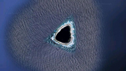 Imaginea de pe Google Maps de la care a pornit o dezbatere aprinsa. Ce este, de fapt, triunghiul negru din mijlocul oceanului Imaginea de pe Google Maps de la care a pornit o dezbatere aprinsa. Ce este, de fapt, triunghiul negru din mijlocul oceanului