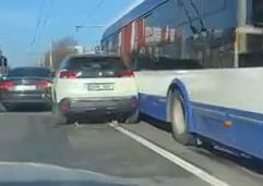 Accident in lant cu implicarea unui troleibuz pe strada Alba Iulia din capitala - VIDEO Accident in lant cu implicarea unui troleibuz pe strada Alba Iulia din capitala - VIDEO