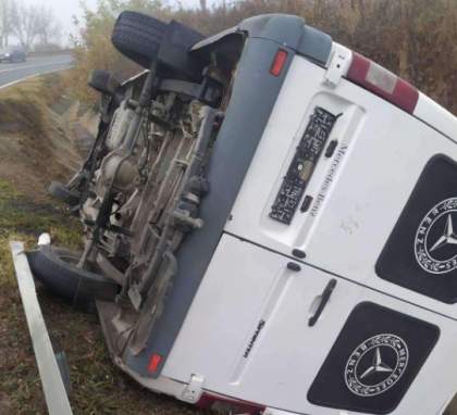 Accident la Hincesti. Un tanar a pierdut controlul volanului si a ajuns cu microbuzul intr-un sant - FOTO Accident la Hincesti. Un tanar a pierdut controlul volanului si a ajuns cu microbuzul intr-un sant - FOTO