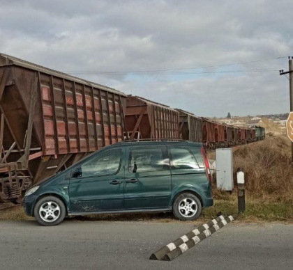 Un barbat - transportat la spital, dupa ce a fost lovit de o locomotiva, la Floresti - FOTO Un barbat - transportat la spital, dupa ce a fost lovit de o locomotiva, la Floresti - FOTO