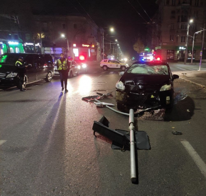 Taximetristul care a lovit o tanara pe trecerea de pietoni si a fugit - gasit de politisti. Acesta risca pana la 7 ani de inchisoare - FOTO