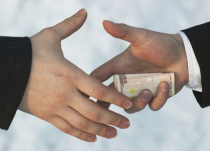 Un barbat - retinut de CNA pentru trafic de influenta. Acesta ar fi cerut bani ca sa influenteze un politist