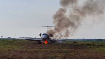 Peste 100 de kilograme de droguri gasite intr-un avion abandonat pe camp. Politia a dat foc avionului - FOTO Peste 100 de kilograme de droguri gasite intr-un avion abandonat pe camp. Politia a dat foc avionului - FOTO