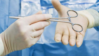 O fetita de trei luni din Romania a fost injunghiata de zece ori de tatal ei. Medicii care au operat-o sunt rezervati in privinta starii ei