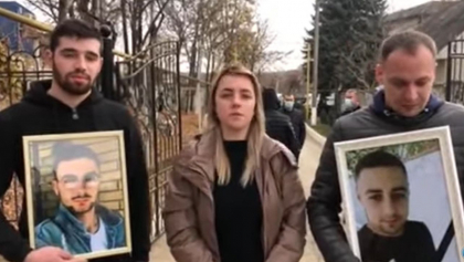 Mai multi prieteni ai celor doi tineri, omorati la Hiliuti au protesta in fata judecatoriei din Falesti - VIDEO Mai multi prieteni ai celor doi tineri, omorati la Hiliuti au protesta in fata judecatoriei din Falesti - VIDEO