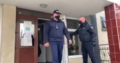 Momentul in care unul din cei 4 tineri, invinuiti de dublul omor de la Falesti este scos din instanta de judecata. Acesta a primit 30 de zile de arest preventiv Momentul in care unul din cei 4 tineri, invinuiti de dublul omor de la Falesti este scos din instanta de judecata. Acesta a primit 30 de zile de arest preventiv