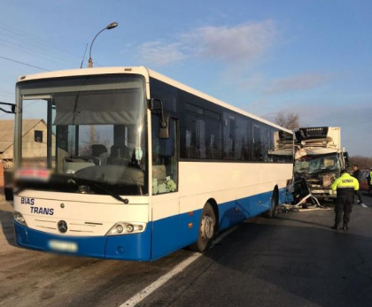 Accident la Anenii Noi. Un autobuz a fost lovit de un TIR. Din fericire, nimeni nu a avut de suferit - FOTO Accident la Anenii Noi. Un autobuz a fost lovit de un TIR. Din fericire, nimeni nu a avut de suferit - FOTO