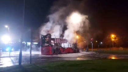 Brexitul readuce violenta in Irlanda de Nord. Un autobuz dintr-o suburbie a orasului Belfast a fost deturnat si incendiat