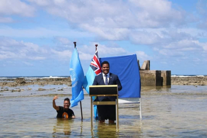 Ministrul de Externe din Tuvalu a sustinut o conferinta in cadrul COP26, stand in mare pana la genunchi Ministrul de Externe din Tuvalu a sustinut o conferinta in cadrul COP26, stand in mare pana la genunchi