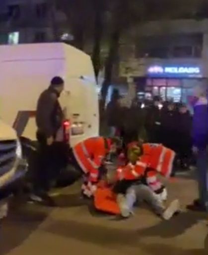 Un barbat a fost lovit de un Mercedes pe o strada din sectorul Riscani al capitalei - VIDEO