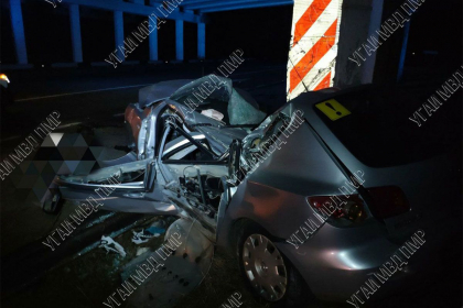  Un bot de fiare - asta a mai ramas dintr-o masina care a doborat doi stalpi si a intrat intr-un pod, la Tiraspol - FOTO