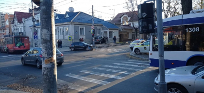  Un barbat a ajuns cu masina intr-o casa, in urma unui accident in capitala - FOTO