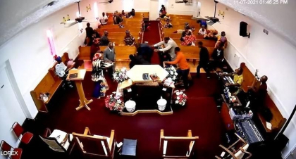 Doar in SUA: Un pastor a pus la pamant si dezarmat un barbat care a amenintat congregatia cu pistolul in timpul slujbei Doar in SUA: Un pastor a pus la pamant si dezarmat un barbat care a amenintat congregatia cu pistolul in timpul slujbei