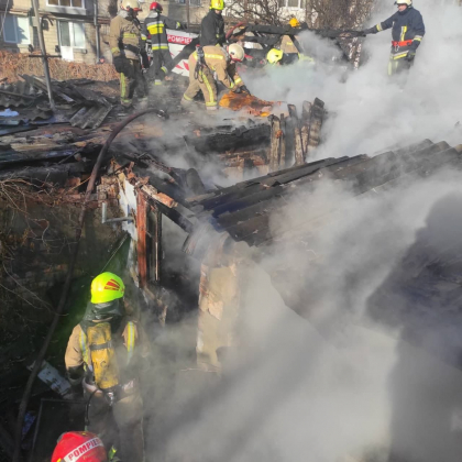 Incendiu in capitala. O casa parasita a fost cuprinsa de flacari - FOTO Incendiu in capitala. O casa parasita a fost cuprinsa de flacari - FOTO